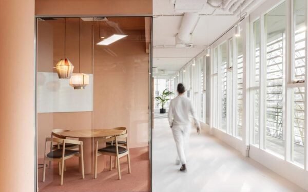 Firm Architects diseña oficina para evocar la «batalla entre el agua y la arcilla»