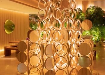 Kengo Kuma crea un par de árboles de Navidad a partir de componentes de muebles