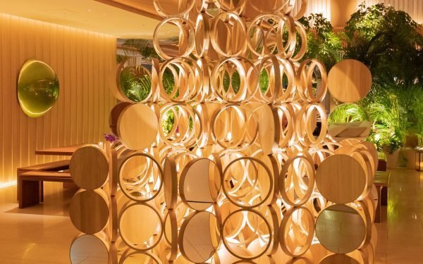 Kengo Kuma crea un par de árboles de Navidad a partir de componentes de muebles