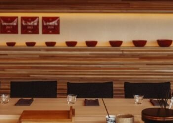 Kengo Kuma diseña un restaurante de sushi con un banco de madera ondulado