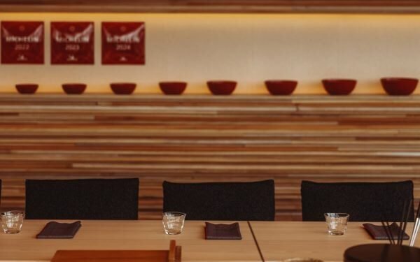 Kengo Kuma diseña un restaurante de sushi con un banco de madera ondulado