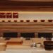 Kengo Kuma diseña un restaurante de sushi con un banco de madera ondulado