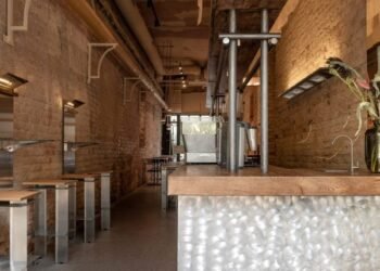 Nastia Mirzoyan convierte una discoteca de Kyiv en un bistró escasamente decorado