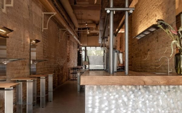 Nastia Mirzoyan convierte una discoteca de Kyiv en un bistró escasamente decorado