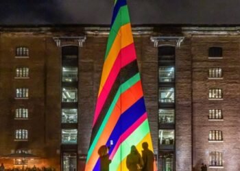 Liz West diseña la instalación de un árbol de Navidad de neón en Londres