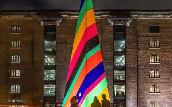 Liz West diseña la instalación de un árbol de Navidad de neón en Londres