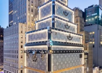 Construcción insignia de Louis Vuitton disfrazada de pila de baúles de equipaje