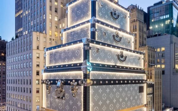 Construcción insignia de Louis Vuitton disfrazada de pila de baúles de equipaje