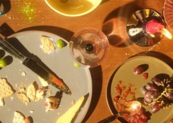 La guía de regalos navideños de Made.com incluye alfombras, jarras y vasos