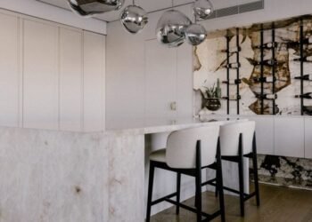 Elementos de piedra Antolini en todo el interior de un apartamento costero maltés