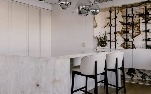 Elementos de piedra Antolini en todo el interior de un apartamento costero maltés