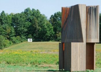 Young Projects instala un pabellón de madera «deshilachado» en el centro de artes de Nueva York