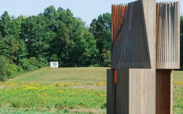 Young Projects instala un pabellón de madera «deshilachado» en el centro de artes de Nueva York