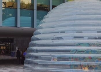 Norberto Miranda crea aula inflable con el «estante más delgado del mundo»