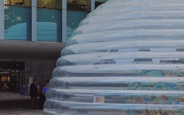 Norberto Miranda crea aula inflable con el «estante más delgado del mundo»