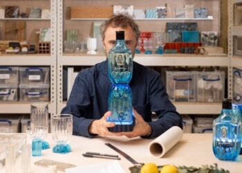 Thomas Heatherwick crea una botella Bombay Sapphire con cintura ceñida