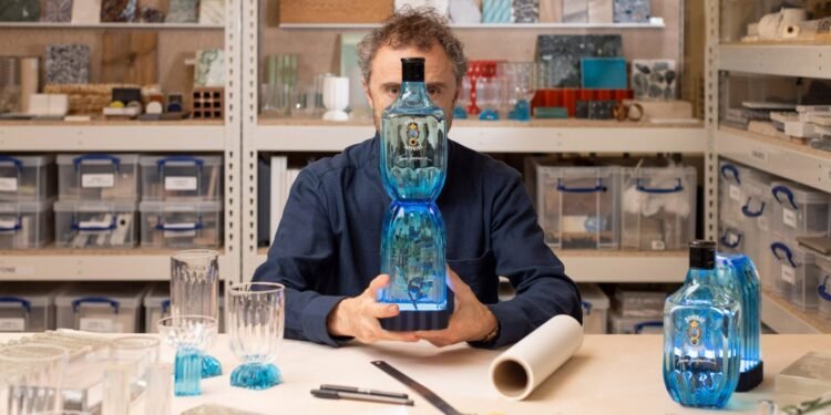 Thomas Heatherwick crea una botella Bombay Sapphire con cintura ceñida
