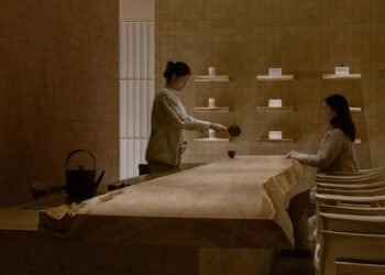 Ladrillos hechos con hojas de té revestidas en una casa de té de Beijing por Kooo Architects