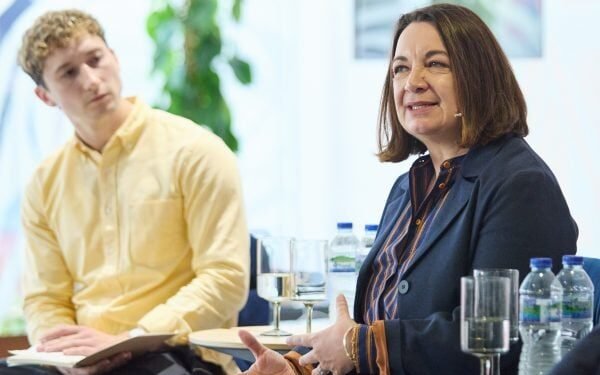 Las mesas de ping-pong ya no existen, el «control» está de moda, dicen los panelistas de la charla Joy at Work