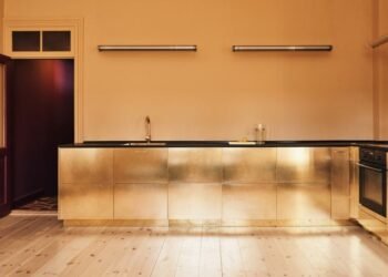 Ocho cocinas donde las superficies metálicas doradas aportan un toque majestuoso