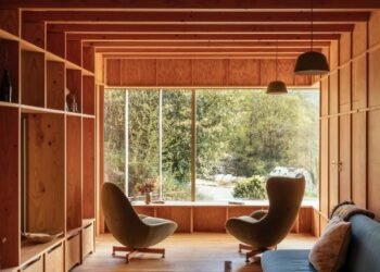 Ocho interiores de cabañas llenos de luz definidos por generosas ventanas