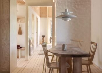 Ocho casas donde los paneles de madera contrachapada crean interiores cálidos