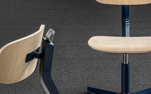 Mara enumera muebles versátiles para espacios de trabajo en Dezeen Showroom