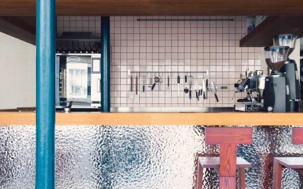 Uchronia diseña el Café Shin para que esté «a medio camino entre París y Seúl»
