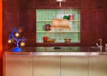 Ocho coloridas cocinas residenciales diseñadas para una vida alegre