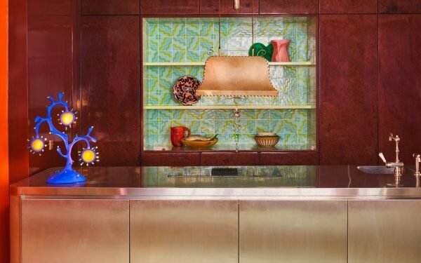 Ocho coloridas cocinas residenciales diseñadas para una vida alegre