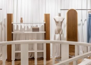 Los materiales naturales crean una «sensación de refugio» en la boutique de Kyiv de 725