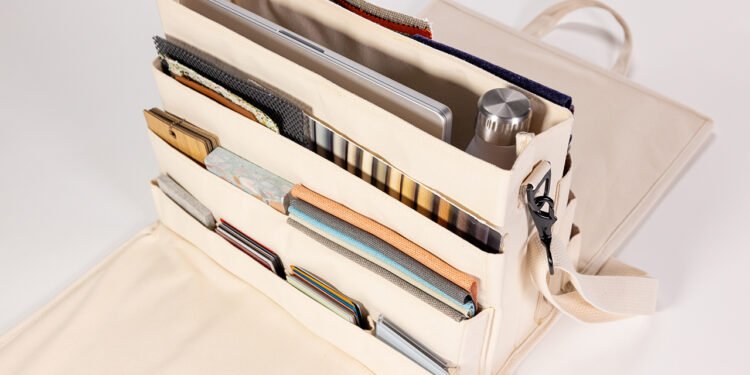 El bolso BASK de dos puntos va más allá del bolso tote