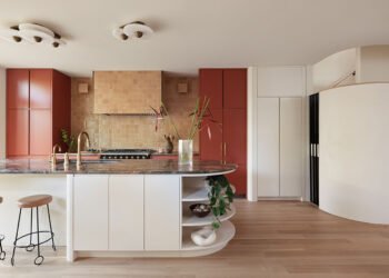 Formas llamativas y tonos tinta definen esta residencia de Vancouver