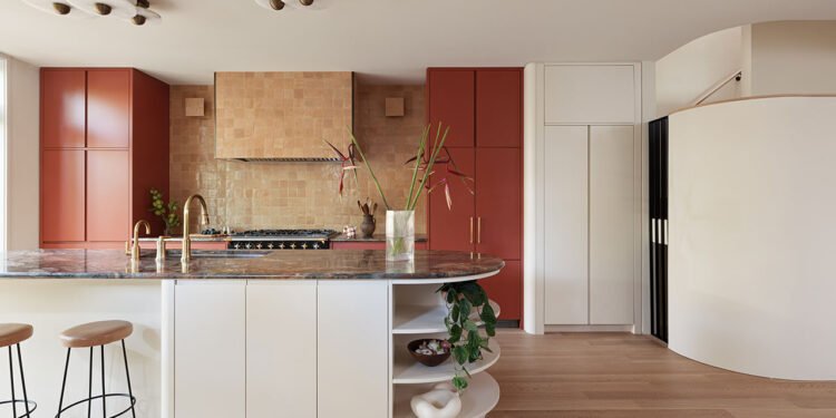 Formas llamativas y tonos tinta definen esta residencia de Vancouver