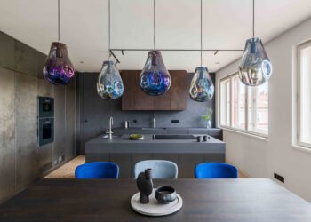 Un apartamento en la azotea de Praga inspirado en el horizonte de la ciudad