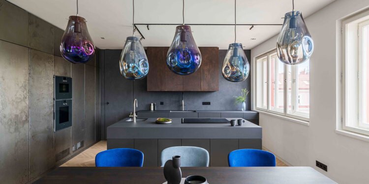 Un apartamento en la azotea de Praga inspirado en el horizonte de la ciudad