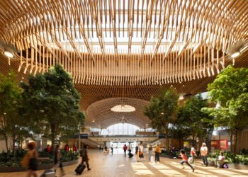 El aeropuerto de Portland crece con un enorme dosel de techo de madera