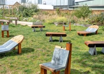 Adrienne Lau crea una serie de muebles de exterior a partir de materiales recuperados