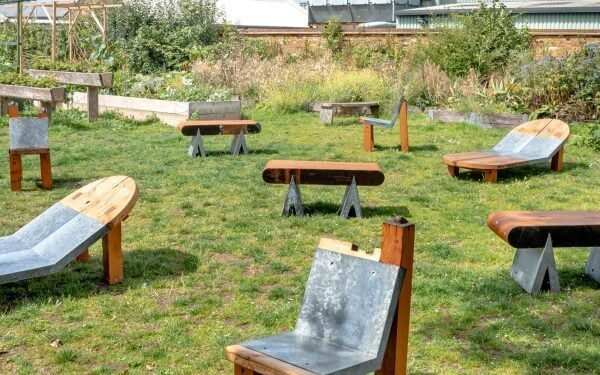 Adrienne Lau crea una serie de muebles de exterior a partir de materiales recuperados