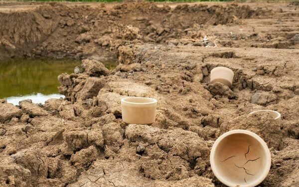 Arcilla del Maas procedente de la ampliación del río utilizada para la cerámica y los ladrillos de Atelier NL