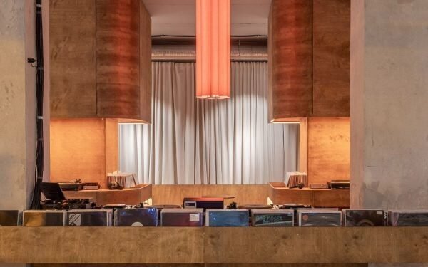 Barra de escucha Bar Ton creada en «hito del modernismo rumano»