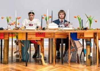 El capitalismo estrena mesa de 34 patas que «democratiza el malestar»