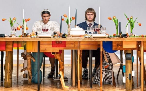 El capitalismo estrena mesa de 34 patas que «democratiza el malestar»