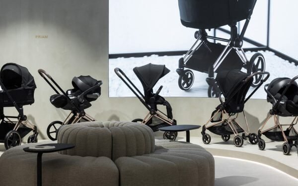 Cybex presenta su tienda insignia en París con «ADN de diseño monocromático»