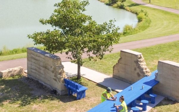 Yo/Tú coloca asientos en paredes de tierra «erosionadas» para el parque de Iowa