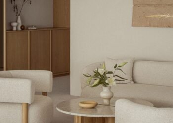 Keiji Ashizawa Design utiliza tonos neutros para el showroom de Tokio