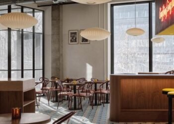 Ménard Dworkind combina colores llamativos con tonos apagados en un restaurante de Montreal