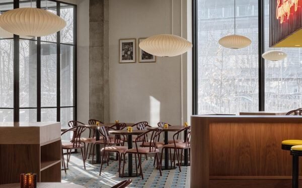 Ménard Dworkind combina colores llamativos con tonos apagados en un restaurante de Montreal