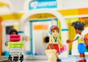 Lego lanza figuras de juguete con cordones con estampado de girasoles