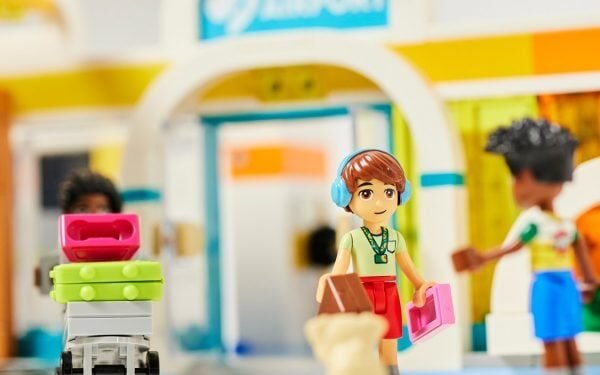 Lego lanza figuras de juguete con cordones con estampado de girasoles